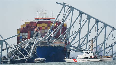 cargo ship hitting bridge in baltimore